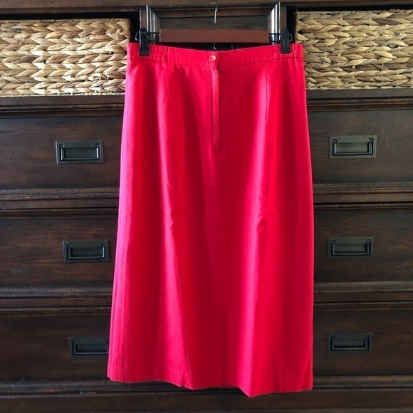 Vintage Vinci Red 100% wool midi skirt in size 12. - Picture 2 of 5